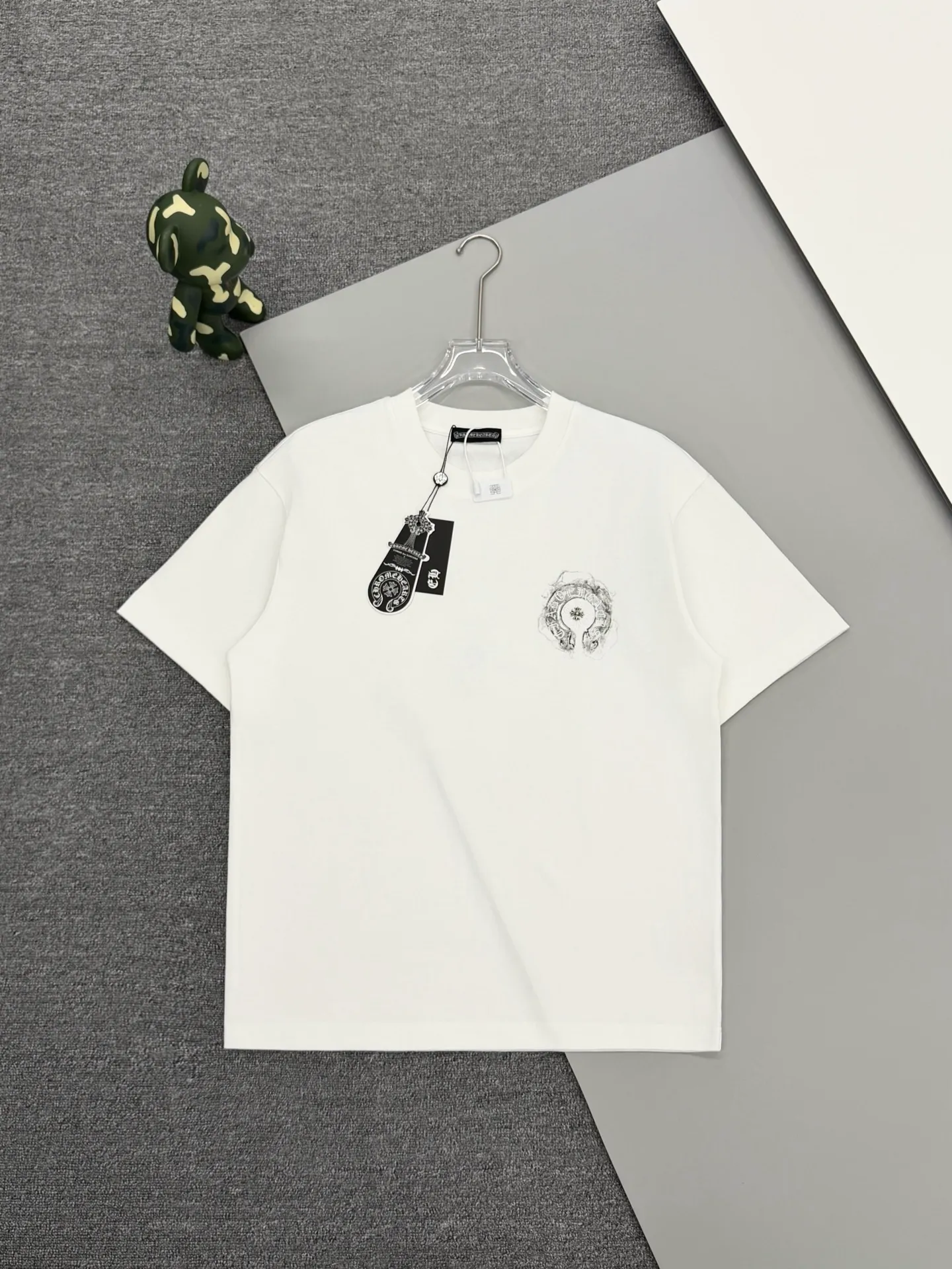 P170 [High Quality] Chrome hearts embroidered front and back printing + embroidered horseshoe brand logo, front and back panels are designed with embroidery + printing + rivet embroidery heavy craftsmanship. High-end customized 32 count 280g fabric. Soft to the touch. Comfortable to wear. Exquisite stitching. Fine workmanship. The upper body effect is incomparably handsome! Same style for men and women 𝐂𝐎𝐋𝐎𝐔𝐑: White Black 𝐒𝐈𝐙𝐄: S-XL Size chart: S: Shoulder width 51-Bust 55-Length 70 M: Shoulder width 53-Bust 57-Length 72 L: Shoulder width 55-Bust 59-Length 74 XL: shoulder width 57-bust 61-length 76